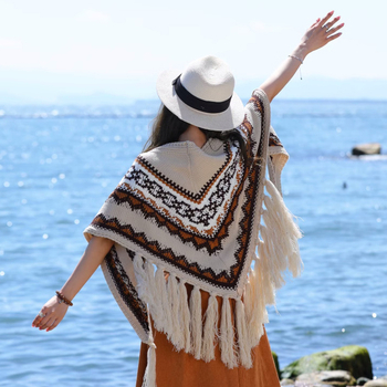 Πλεκτή εξωτερική κάπα σε εθνοτυπικό στυλ με φούντες (Συλλογή άνοιξη 2025, άνοιξη, πλεκτή εξωτερική κάπα, φούντες)