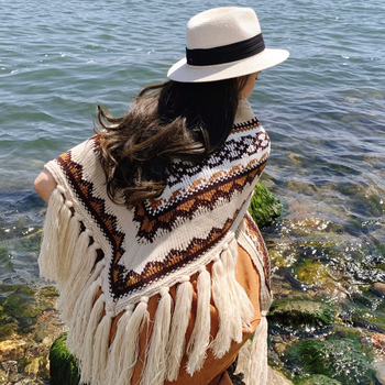 Πλεκτή εξωτερική κάπα σε εθνοτυπικό στυλ με φούντες (Συλλογή άνοιξη 2025, άνοιξη, πλεκτή εξωτερική κάπα, φούντες)