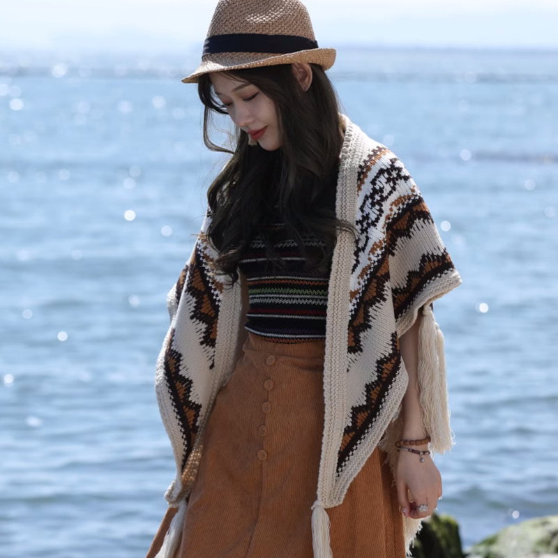 Etno-stílusú kötött külső poncsó bojtokkal (2025 tavaszi kollekció, tavasz)