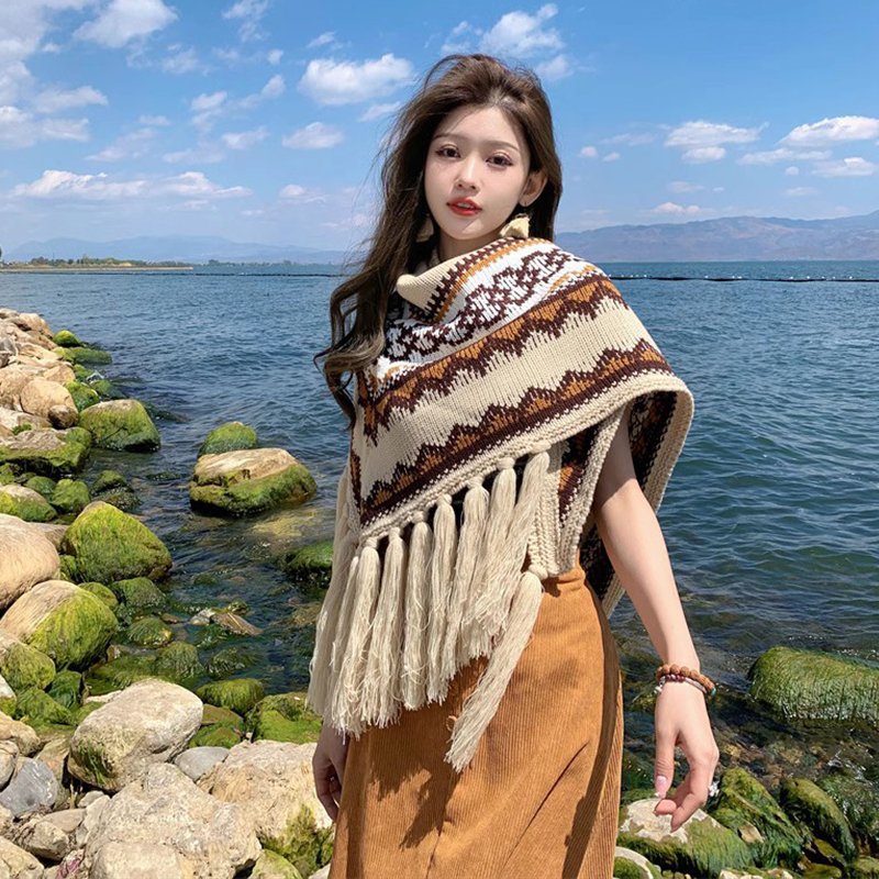 Etno-stílusú kötött külső poncsó bojtokkal (2025 tavaszi kollekció, tavasz)