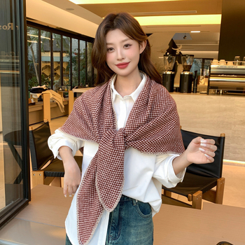 Trokutasti šal s kariranim uzorkom — topao zimski dodatak; Materijal: poliester (100%), Pletenje: warp, Sezona: zima