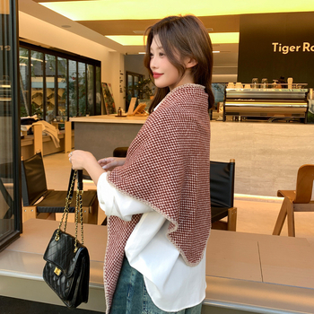 Trokutasti šal s kariranim uzorkom — topao zimski dodatak; Materijal: poliester (100%), Pletenje: warp, Sezona: zima