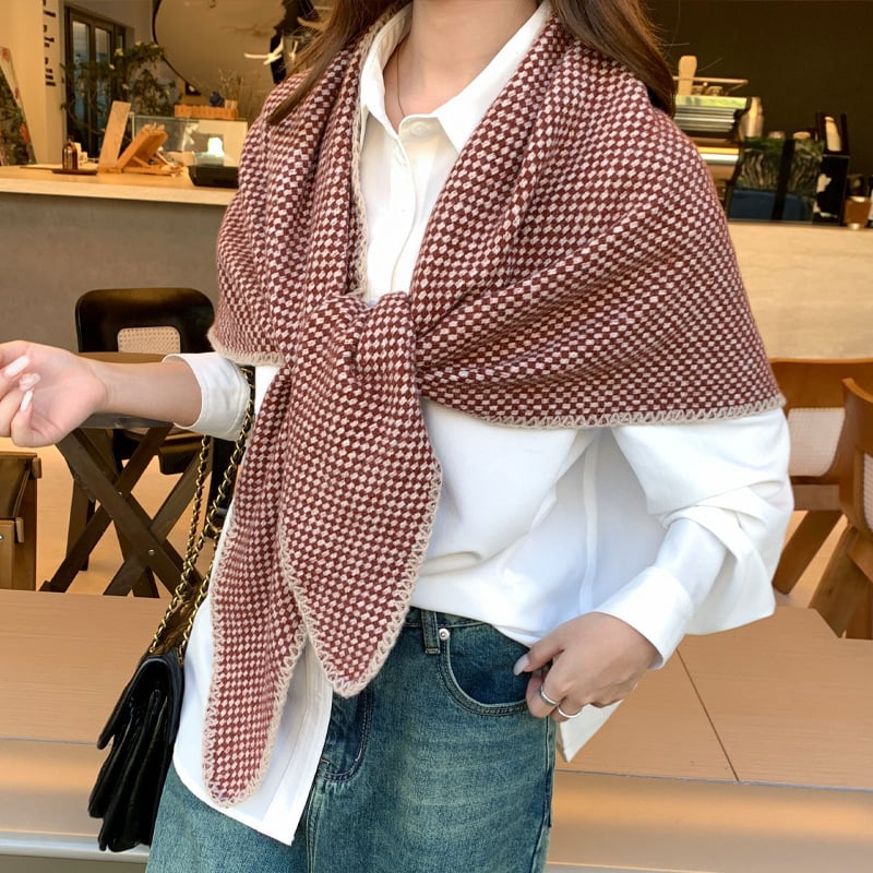 Trokutasti šal s kariranim uzorkom — topao zimski dodatak; Materijal: poliester (100%), Pletenje: warp, Sezona: zima