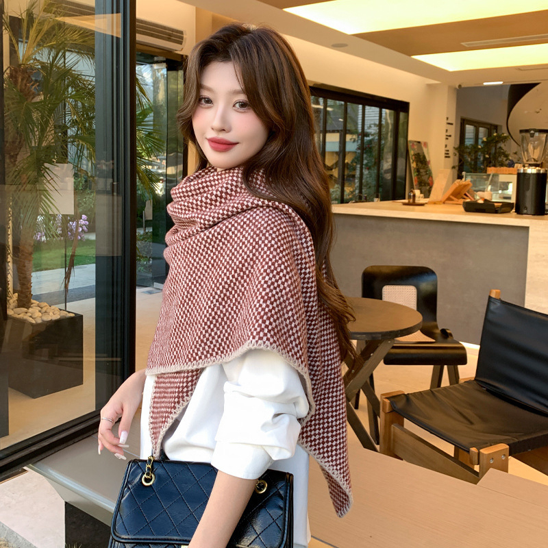 Trokutasti šal s kariranim uzorkom — topao zimski dodatak; Materijal: poliester (100%), Pletenje: warp, Sezona: zima