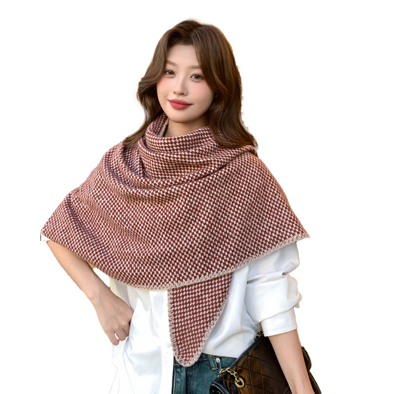 Trokutasti šal s kariranim uzorkom — topao zimski dodatak; Materijal: poliester (100%), Pletenje: warp, Sezona: zima