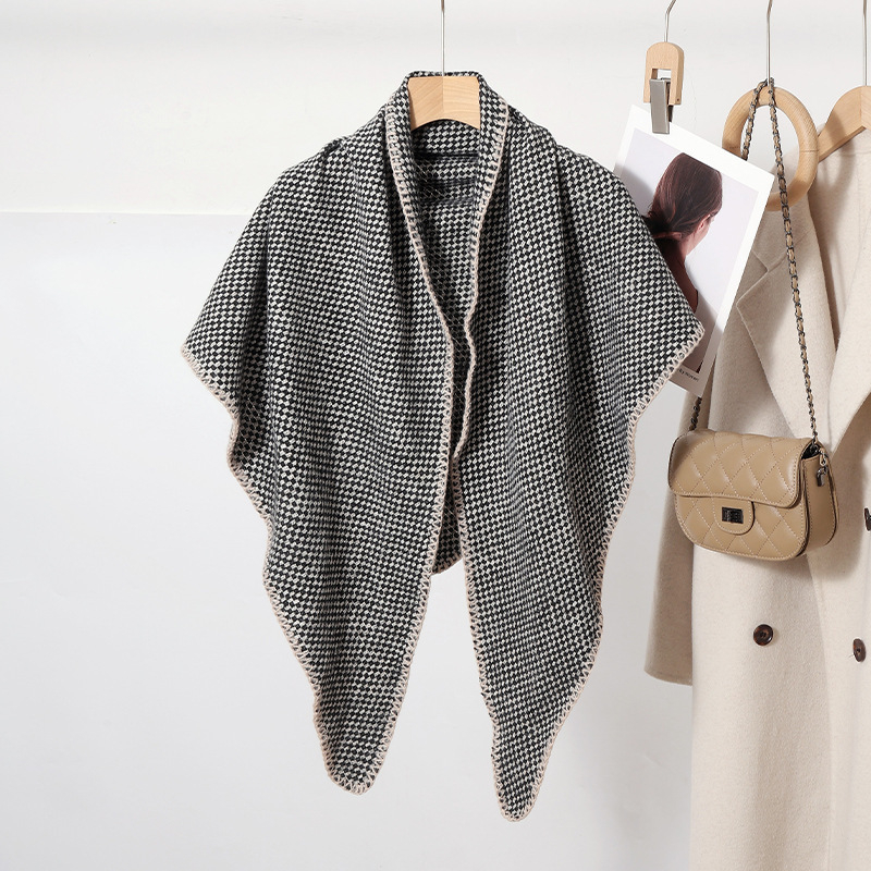 Trokutasti šal s kariranim uzorkom — topao zimski dodatak; Materijal: poliester (100%), Pletenje: warp, Sezona: zima