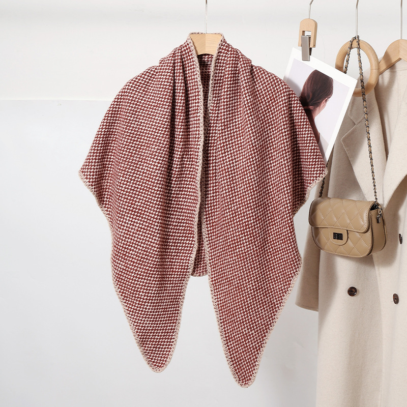 Trokutasti šal s kariranim uzorkom — topao zimski dodatak; Materijal: poliester (100%), Pletenje: warp, Sezona: zima