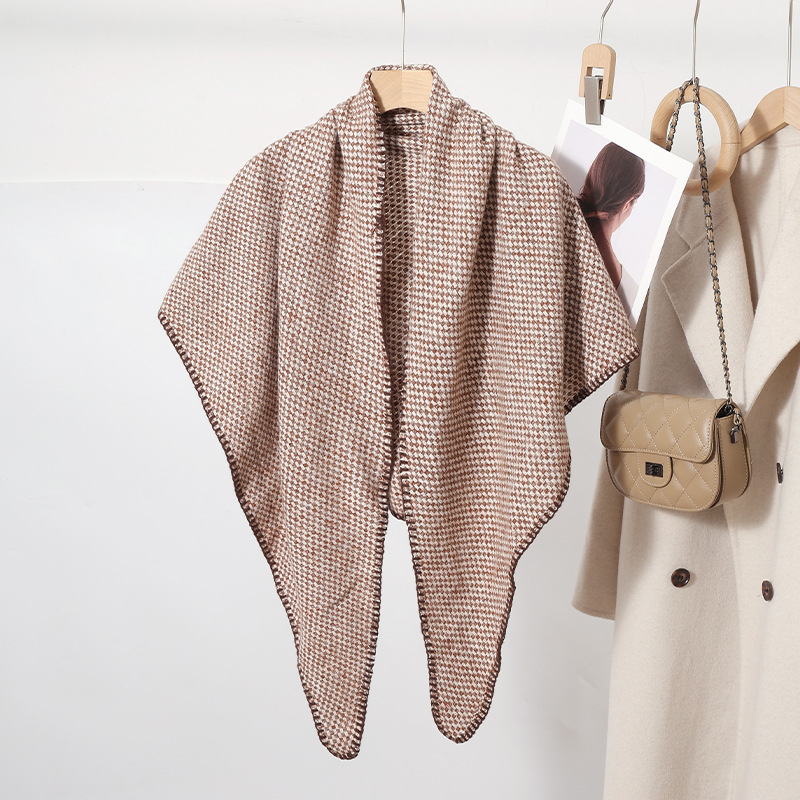 Trokutasti šal s kariranim uzorkom — topao zimski dodatak; Materijal: poliester (100%), Pletenje: warp, Sezona: zima