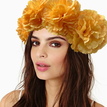 Κορδέλα για το κεφάλι με μεγάλα λουλούδια – τεχνητά υφασμάτινα πεόνια και γαρύφαλλα, χειροποίητη, πλαστικό/ρητίνη, άνοιξη 2025, αγροτικό ύφος