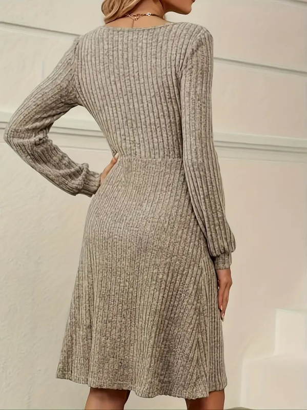 Rochie în linie A, guler pătrat, mâneci lungi, material poliester solid, toamna 2024.