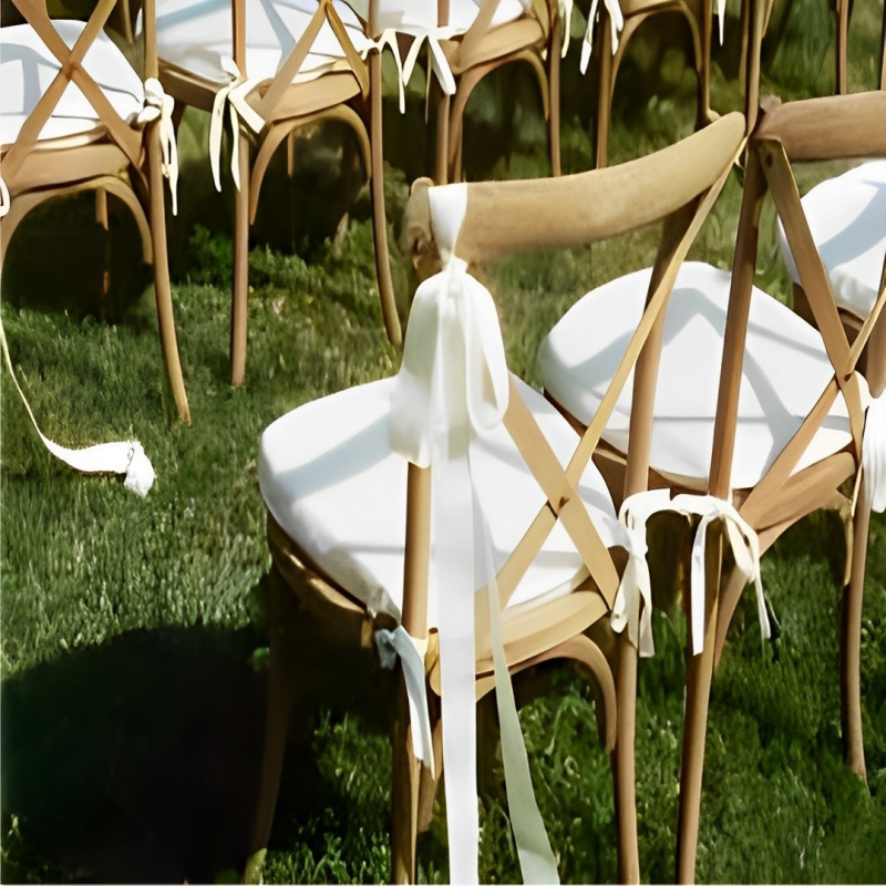 Kėdės dekoras su kaspinu (Medžiaga: Audinys; Naudojimo paskirtis: Vestuvės; Kategorija: Kitos vestuvinės prekės)