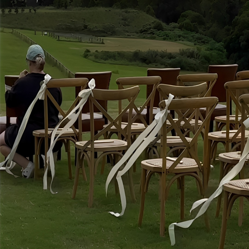 Kėdės dekoras su kaspinu (Medžiaga: Audinys; Naudojimo paskirtis: Vestuvės; Kategorija: Kitos vestuvinės prekės)