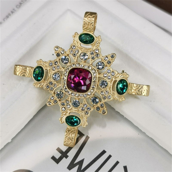 Broșă din aliaj (Material: aliaj; Stil: feminin, medieval/baroc; Design: geometric; Finisare: electroplacare; Piatră: rășină)