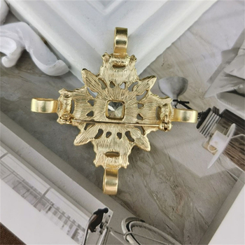 Καρφίτσα από κράμα (Υλικό: Κράμα; Στυλ: Γυναικεία, Μεσαιωνικό/Μπαρόκ; Σχεδιασμός: Γεωμετρικός; Φινίρισμα: Ηλεκτροπλατίωση; Λίθος: Ρητίνη)