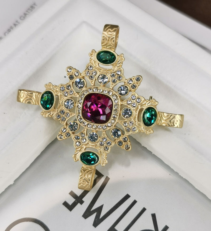 Broșă din aliaj (Material: aliaj; Stil: feminin, medieval/baroc; Design: geometric; Finisare: electroplacare; Piatră: rășină)