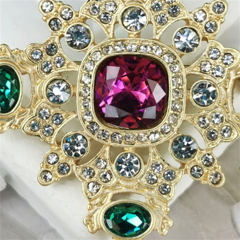 Broșă din aliaj (Material: aliaj; Stil: feminin, medieval/baroc; Design: geometric; Finisare: electroplacare; Piatră: rășină)