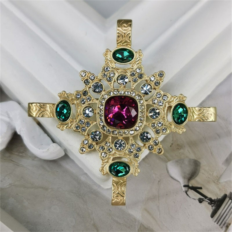 Broșă din aliaj (Material: aliaj; Stil: feminin, medieval/baroc; Design: geometric; Finisare: electroplacare; Piatră: rășină)