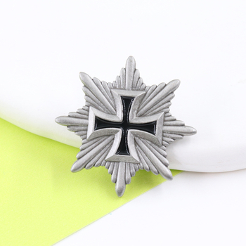 Broșă cu cruce și scut, insignă metalică octagonală, placare electrolitică din aliaj