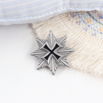 Μπρόουτζ με σταυρό και ασπίδα, οκταγωνική μεταλλική σήμανση, ηλεκτροπλατινωμένο κράμα