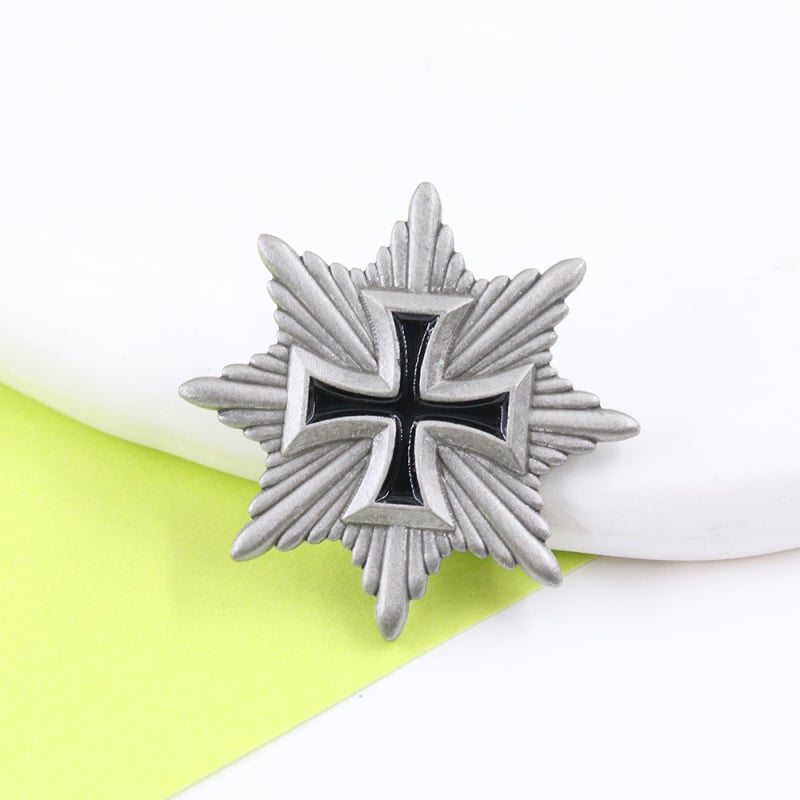 Broșă cu cruce și scut, insignă metalică octagonală, placare electrolitică din aliaj