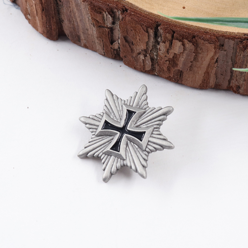 Broșă cu cruce și scut, insignă metalică octagonală, placare electrolitică din aliaj