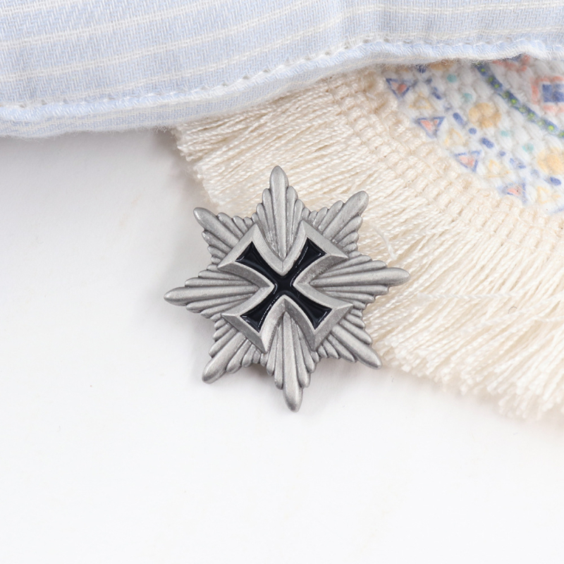 Broșă cu cruce și scut, insignă metalică octagonală, placare electrolitică din aliaj