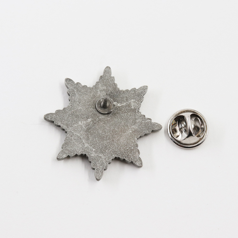 Broșă cu cruce și scut, insignă metalică octagonală, placare electrolitică din aliaj