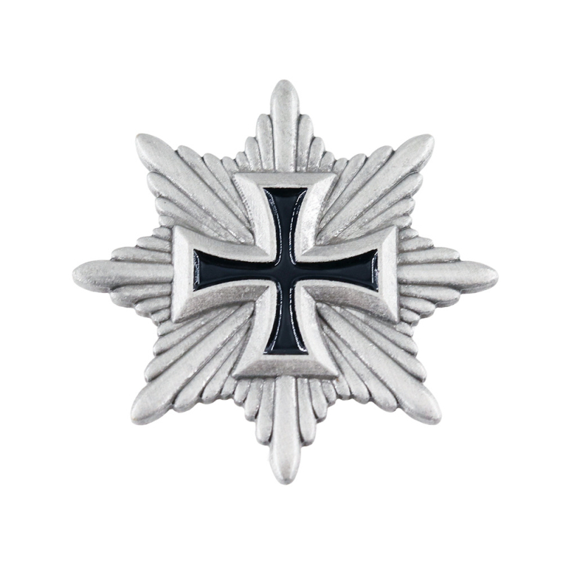 Broșă cu cruce și scut, insignă metalică octagonală, placare electrolitică din aliaj