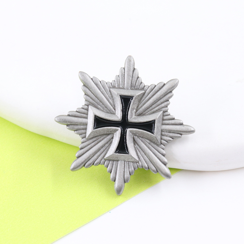 Broșă cu cruce și scut, insignă metalică octagonală, placare electrolitică din aliaj