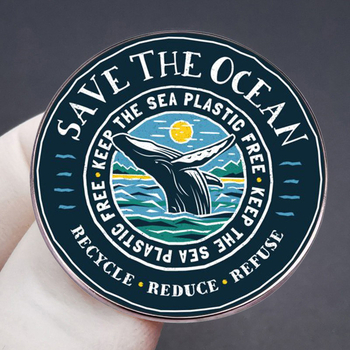 Καρφίτσα from μεταλλικό κράμα με εποξειδική επίστρωση, μπλε φάλαινα σε καρικατούρα, θέμα προστασίας του θαλάσσιου περιβάλλοντος