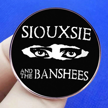 Μεταλλική καρφίτσα με στυλ Siouxsie Sioux, ηλεκτρολυτική επίχωση γραμμάτων