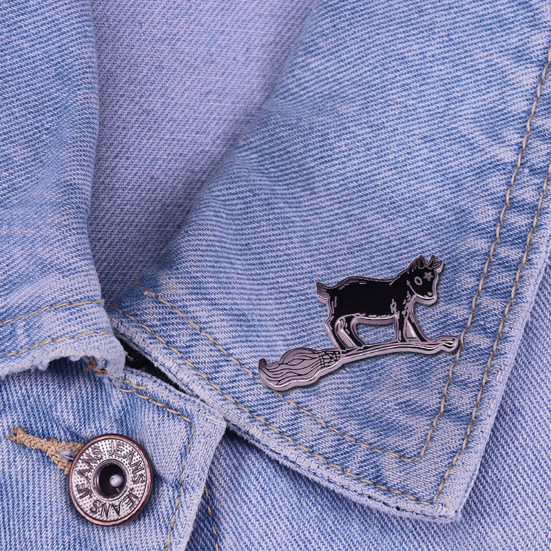 Broš s emajliranim motivom divlje koze (Materijal: metal; Stil: unisex; Svrha: ukras; Godina / sezona: proljeće 2022)