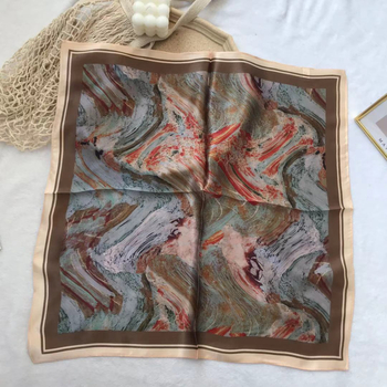 Μεταξένιο τετράγωνο φουλάρι με διακριτικό γυάλισμα, γεωμετρικό σχέδιο, περιεκτικότητα σε μετάξι μεγαλύτερη από 96%, unisex διακοσμητικό αξεσουάρ