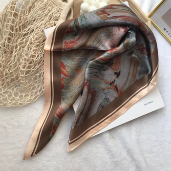 Μεταξένιο τετράγωνο φουλάρι με διακριτικό γυάλισμα, γεωμετρικό σχέδιο, περιεκτικότητα σε μετάξι μεγαλύτερη από 96%, unisex διακοσμητικό αξεσουάρ