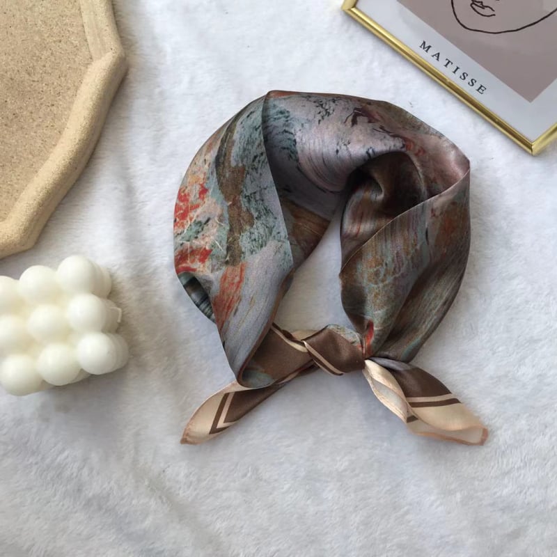 Μεταξένιο τετράγωνο φουλάρι με διακριτικό γυάλισμα, γεωμετρικό σχέδιο, περιεκτικότητα σε μετάξι μεγαλύτερη από 96%, unisex διακοσμητικό αξεσουάρ