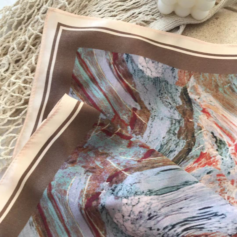 Μεταξένιο τετράγωνο φουλάρι με διακριτικό γυάλισμα, γεωμετρικό σχέδιο, περιεκτικότητα σε μετάξι μεγαλύτερη από 96%, unisex διακοσμητικό αξεσουάρ