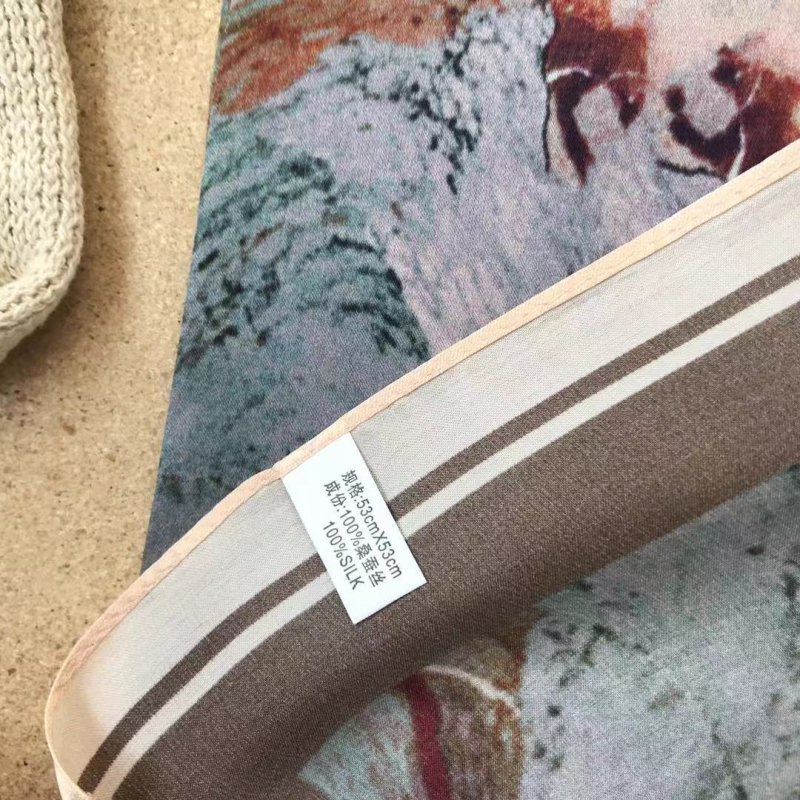 Μεταξένιο τετράγωνο φουλάρι με διακριτικό γυάλισμα, γεωμετρικό σχέδιο, περιεκτικότητα σε μετάξι μεγαλύτερη από 96%, unisex διακοσμητικό αξεσουάρ