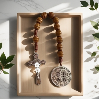 St. Benedek medállal ellátott rózsafüzér, ötvözet kereszttel és fa gyöngyökkel, fémből készült kivitelezés, 2025 tavasza