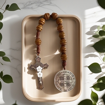 St. Benedek medállal ellátott rózsafüzér, ötvözet kereszttel és fa gyöngyökkel, fémből készült kivitelezés, 2025 tavasza