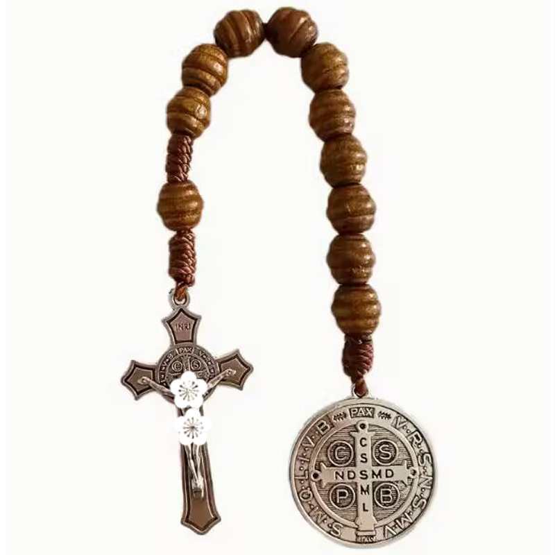 St. Benedek medállal ellátott rózsafüzér, ötvözet kereszttel és fa gyöngyökkel, fémből készült kivitelezés, 2025 tavasza