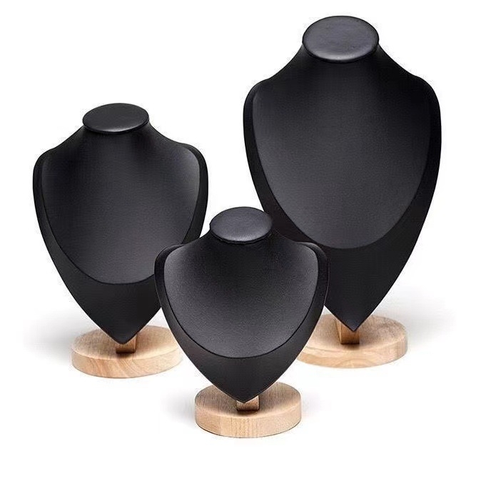 Stalak za izlaganje ogrlica - monolitni model, masivno drvo, uspravni prikaz, marka Year of Prayer