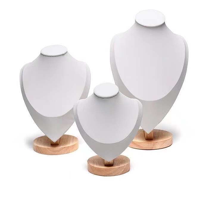 Stalak za izlaganje ogrlica - monolitni model, masivno drvo, uspravni prikaz, marka Year of Prayer