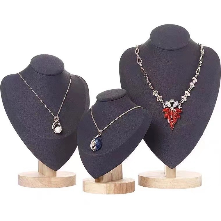 Stalak za izlaganje ogrlica - monolitni model, masivno drvo, uspravni prikaz, marka Year of Prayer