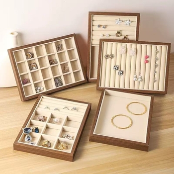 Δίσκος επίδειξης κοσμημάτων με χάντρες – πολυτελής ρετρό σχεδίαση, μεγάλη χωρητικότητα, επιτραπέζιος οργανωτής για δαχτυλίδια, κολιέ, βραχιόλια και σκουλαρίκια. Υλικό: τιτάνιο ατσάλι. Κατασκευή: μονόροφος. Βάρος: 345 g