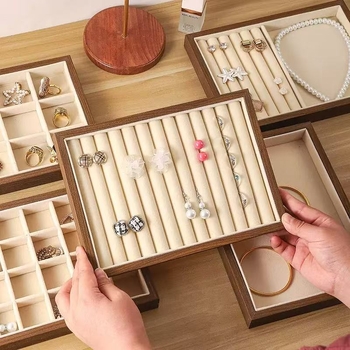 Δίσκος επίδειξης κοσμημάτων με χάντρες – πολυτελής ρετρό σχεδίαση, μεγάλη χωρητικότητα, επιτραπέζιος οργανωτής για δαχτυλίδια, κολιέ, βραχιόλια και σκουλαρίκια. Υλικό: τιτάνιο ατσάλι. Κατασκευή: μονόροφος. Βάρος: 345 g