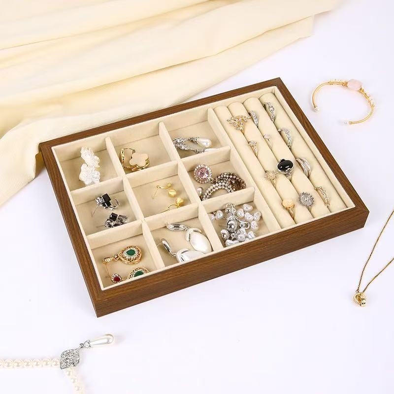 Δίσκος επίδειξης κοσμημάτων με χάντρες – πολυτελής ρετρό σχεδίαση, μεγάλη χωρητικότητα, επιτραπέζιος οργανωτής για δαχτυλίδια, κολιέ, βραχιόλια και σκουλαρίκια. Υλικό: τιτάνιο ατσάλι. Κατασκευή: μονόροφος. Βάρος: 345 g