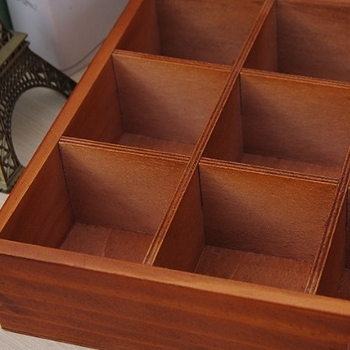 Κουτί αποθήκευσης κοσμημάτων με εννιά διαμερίσματα σε τετράγωνη διάταξη; ξύλινο υλικό; κουτί συσκευασίας.