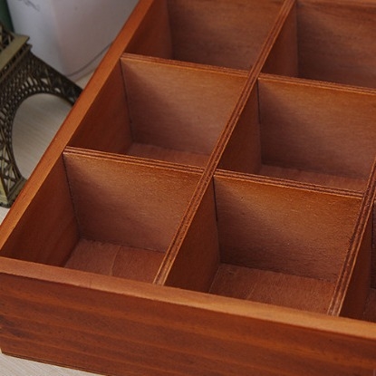 Κουτί αποθήκευσης κοσμημάτων με εννιά διαμερίσματα σε τετράγωνη διάταξη; ξύλινο υλικό; κουτί συσκευασίας.