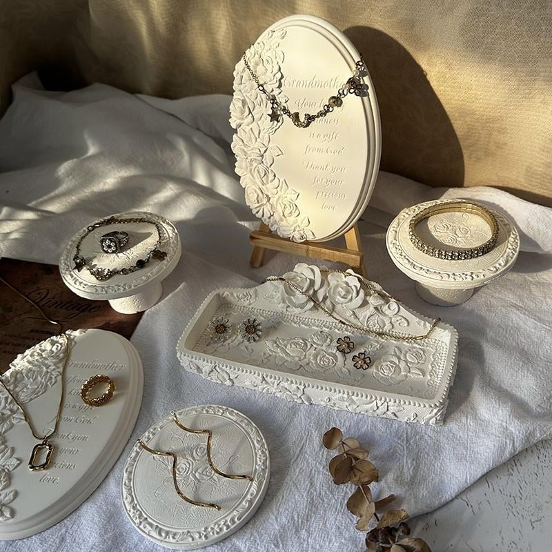 Δίσκος επίδειξης κοσμημάτων με γύψινο τριαντάφυλλο, vintage στυλ αποθήκευσης και προβολής για κολιέ (Spring 2025)