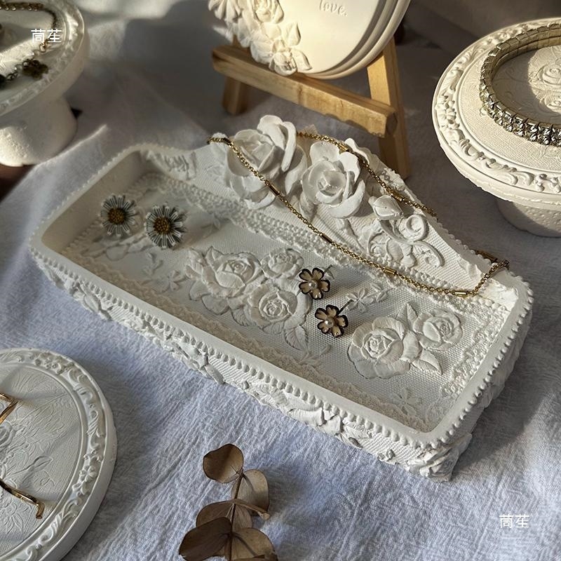 Δίσκος επίδειξης κοσμημάτων με γύψινο τριαντάφυλλο, vintage στυλ αποθήκευσης και προβολής για κολιέ (Spring 2025)